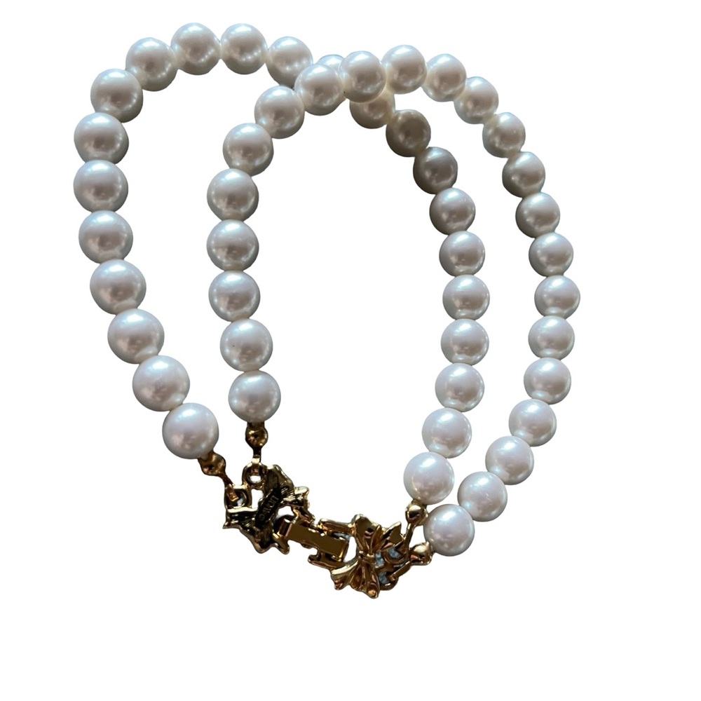 Amazing vintage Avon faux pearl bracelet